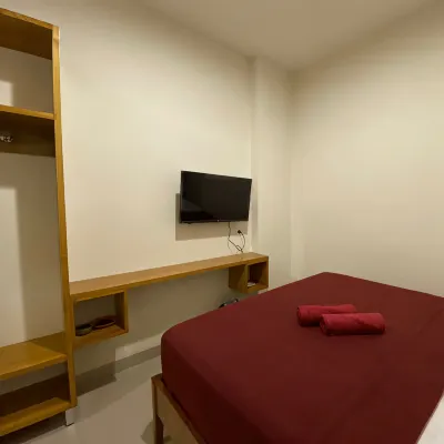 OYO 90629 the Home Srengseng Hotel dekat Alfamart : Taman Meruya Ilir 2
