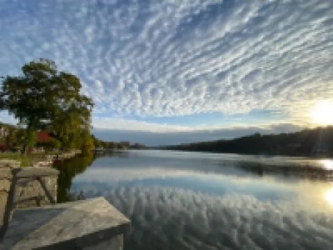 On the Fox/River access/Kayaks/Deck with lounging and dining/Free Parking Hotels in Algonquin