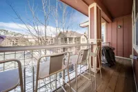 Cozy Fall Retreat, Granby Ranch Condo with Fireplace & Views