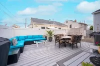 ONE block from the beach. Outdoor lounge seating, perfect for entertaining!