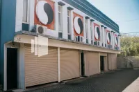 Pits Hotel Mitra RedDoorz Near Atom Mall فنادق في Simokerto