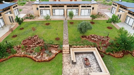 Manor Hills Guest Lodge Отели в г. Рустенбург