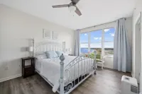 Waterfront beach getaway with boat slip, fishing, pools, hot tubs & more! 3BR2BA