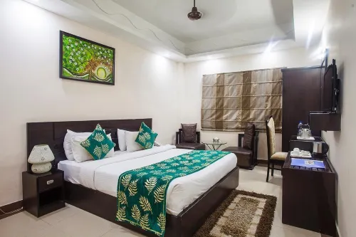 Palm Tree Hotel & Restaurant فنادق في Aligarh