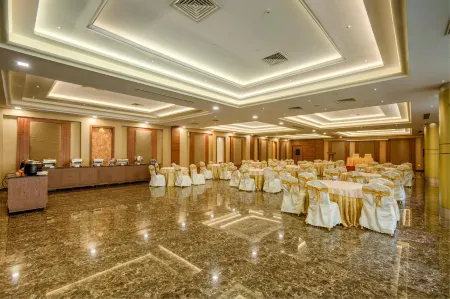 Hotel Pioneer Grand Palace Отели в г. Нейджеркойл