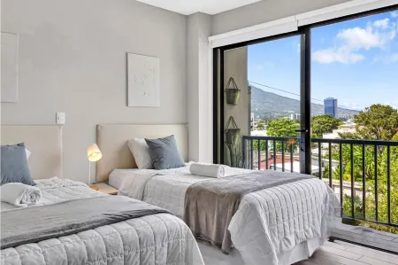 Great views, Upscale Located APT in San Salvador