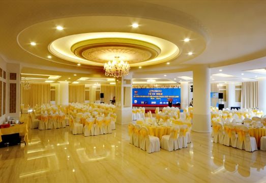 2. 냐짱 팰리스 호..