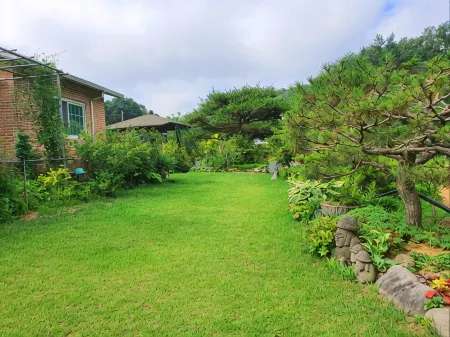 Andong Pension with Andong Garden Отели рядом с достопримечательностью «Dosanseowon Confucian School»
