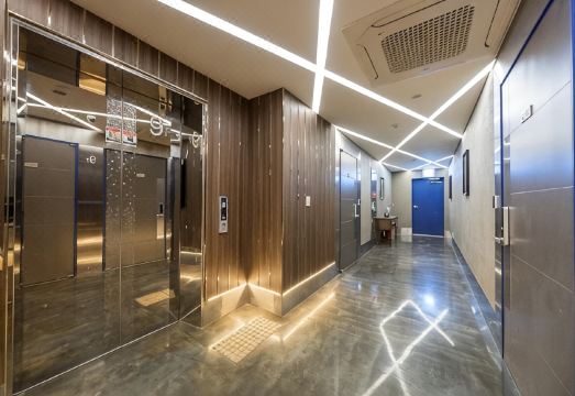 동대문 벨루스 호텔의 심플한 객실 내부