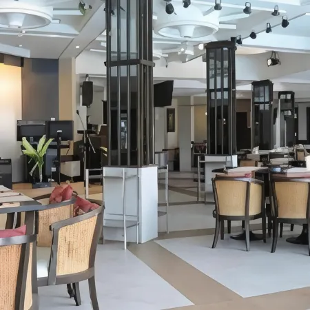 Bangsaen Villa Hotel Отели рядом с достопримечательностью «Гора Кхао-Саммук»