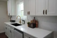 Stay at The Oak - Downtown New Braunfels Getaway