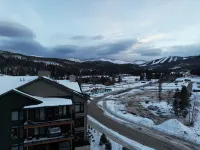 Timber Fox modern 1-bedroom condo in downtown Winter Park with WiFi, AC, hot tub - ブティック