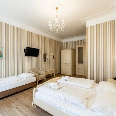Hotel Pension Baronesse Отели рядом с достопримечательностью «Площадь Ратхаусплатц»