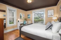 Charming Green Lake Craftsman – Hot Tub, AC, Dog Friendly, Walk to Lake & Cafés Hotels in Wallingford
