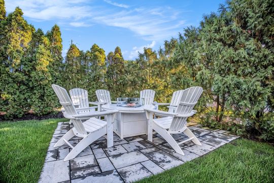 Beachfront Luxury Home-Lake Views, Fire Pit, Large Yard, Game Room-Walk to Town