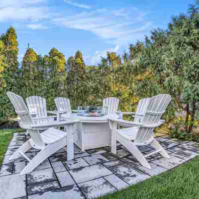 Beachfront Luxury Home-Lake Views, Fire Pit, Large Yard, Game Room-Walk to Town Hotel Exterior