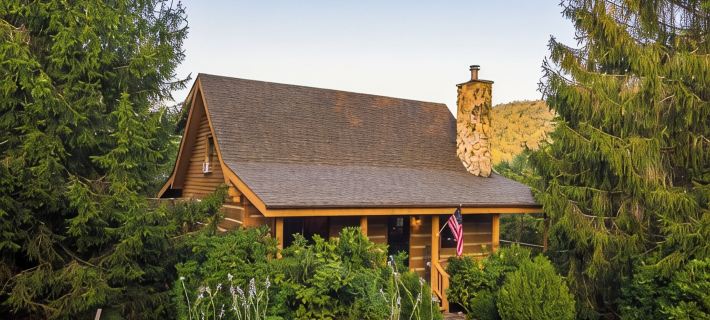 Cozy 3 level cabin in charming Banner Elk. Stunning views and central location. Hotels in Watauga County