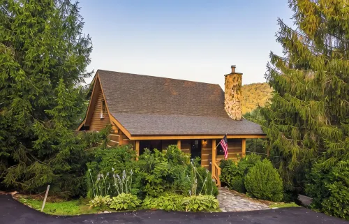 Cozy 3 level cabin in charming Banner Elk. Stunning views and central location.