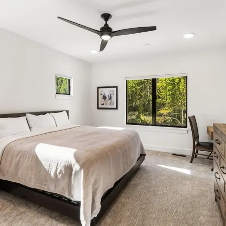 Luxurious Ski-In/Ski out adjacent Ski Slope side!