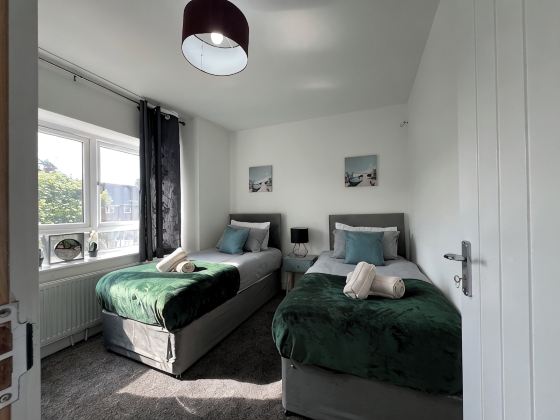 Perfect Contractor house/3 free parking space/EV charging/Secure/Quiet/Modern