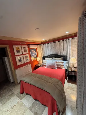 Peaceful, Pet Friendly on Grounds Not in the Pool, Close to Wilton Manors.