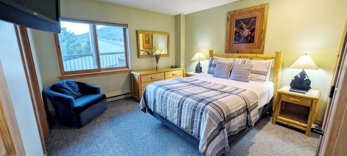 Remodeled Condo w/ FREE WiFi, Parking, Heated Pool, Hot Tubs, Skier Shuttles Hotels in Avon
