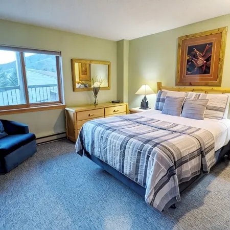 Remodeled Condo w/ FREE WiFi, Parking, Heated Pool, Hot Tubs, Skier Shuttles