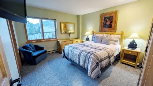 Remodeled Condo w/ FREE WiFi, Parking, Heated Pool, Hot Tubs, Skier Shuttles - piscina