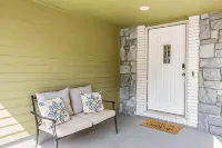Family Retreat Close to Shopping and Town Fun! King Master Suite & Pack N Play - Balkon