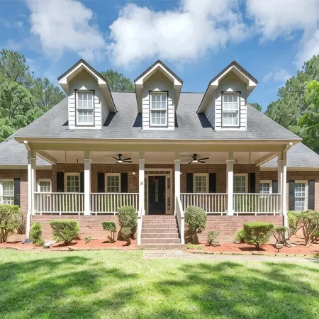 Family Retreat let this serene cul-de-sac jewel rejuvenate your mind and spirit.
