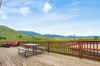Private Ranch for Weddings, Retreats, Reunions. Sleeps 30 in Two Lodging Units,
