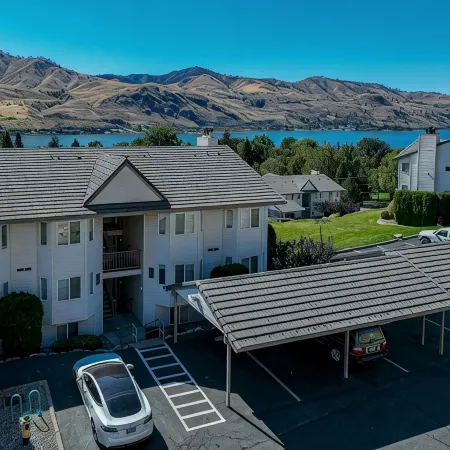 Lovely 2-bedroom condo in Chelan, close to town with mountain views Отели в г. Челан