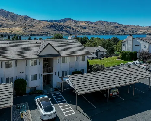 Lovely 2-bedroom condo in Chelan, close to town with mountain views シュランのホテル
