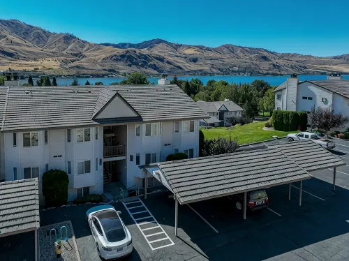 Lovely 2-bedroom condo in Chelan, close to town with mountain views