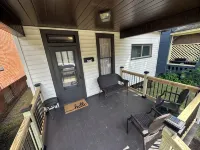 Super Clean, Snug 2Br: Convenient to Geneva College, Fire Pit & Big TV - Homestays
