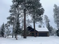 Cozy 3-bedroom cabin in tranquil Donnelly with WiFi, AC - 샬레 호텔