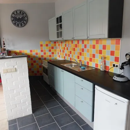 Studio near station and shops, for single person or couple