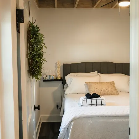 A fun & happy guesthouse with a loft!  Located 15 min. from Erskine College.