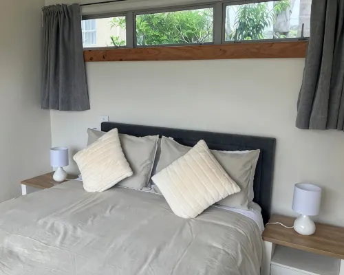 Sneezle Beezle Cottage Hotels in Ōmāpere