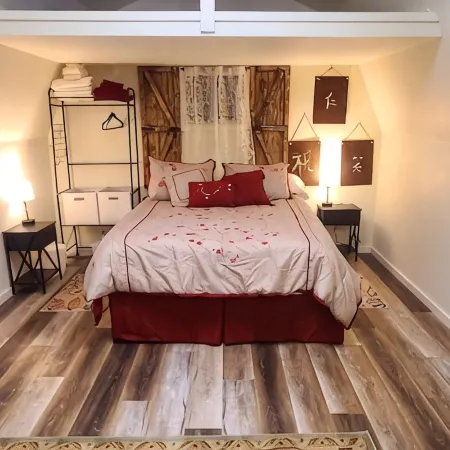 Cozy cabin on a working horse rescue with WiFi, HVAC, plumbed outhouse, shower