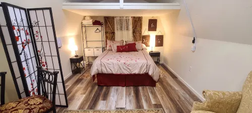 Cozy cabin on a working horse rescue with WiFi, HVAC, plumbed outhouse, shower