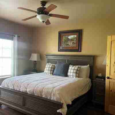 River Getaway in Historic Gruene. Walk to river, shops, restaurants, and more! Rooms
