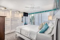 Top Remodel of a gorgeous Diamond Head Oceanfront Lanai Condo - Sleeps 4 Hotels in Diamond Head