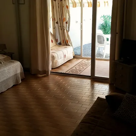SAINTE-MAXIME - Accommodation with garden and veranda in swimming pool, tennis area