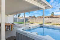 Stunning Gilbert Home w/ Heated Pool and Hot Tub - 露台