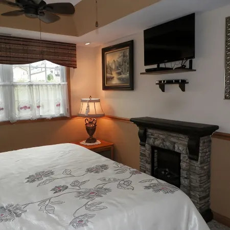 5 Blocks To The Beach ~ 2 Blocks To Downtown ~ Walk To Everything!
