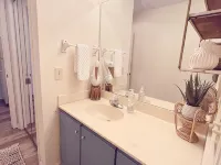 Luxury studio suite in Sea Trail. Close to beach. Wonderful screen in porch. Hotels in Sunset Beach