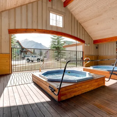Beautiful condo next to trails, lake, skiing, shops and restaurants! Hot tub!