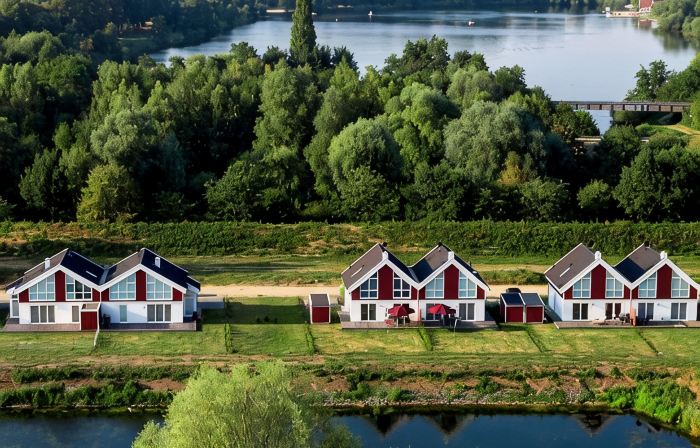 On the lake - luxury holiday home with every comfort, located directly on a lake