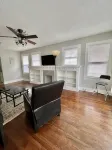 Historical Spacious 1-Bedroom Apartment Unit 3 - Homestays